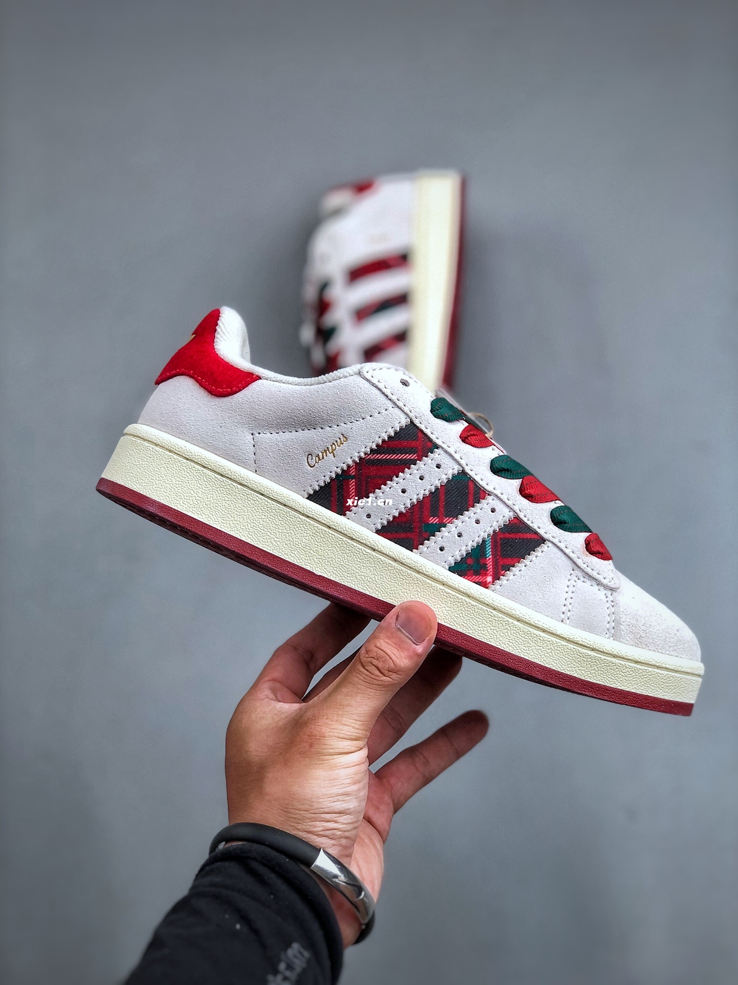 AD Originals Campus 00s Christmas 🎄 body is made of suede leather with red and green Christmas elements, and the texture still continues the design of the classic Campus. The tongue filling is fuller, making the shoes look more rounded as a whole. It is r